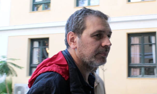 H στιγμή που συλλαμβάνεται ο Στέφανος Χίος έξω από τα γραφεία της εφημερίδας «Μακελειό»